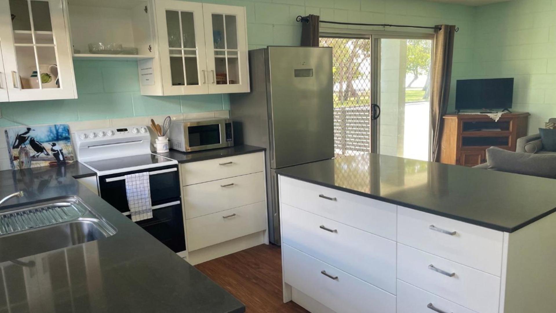 Charm And Comfort In This Ground Floor Unit With Water Views! Welsby Pde, Bongaree Екстериор снимка